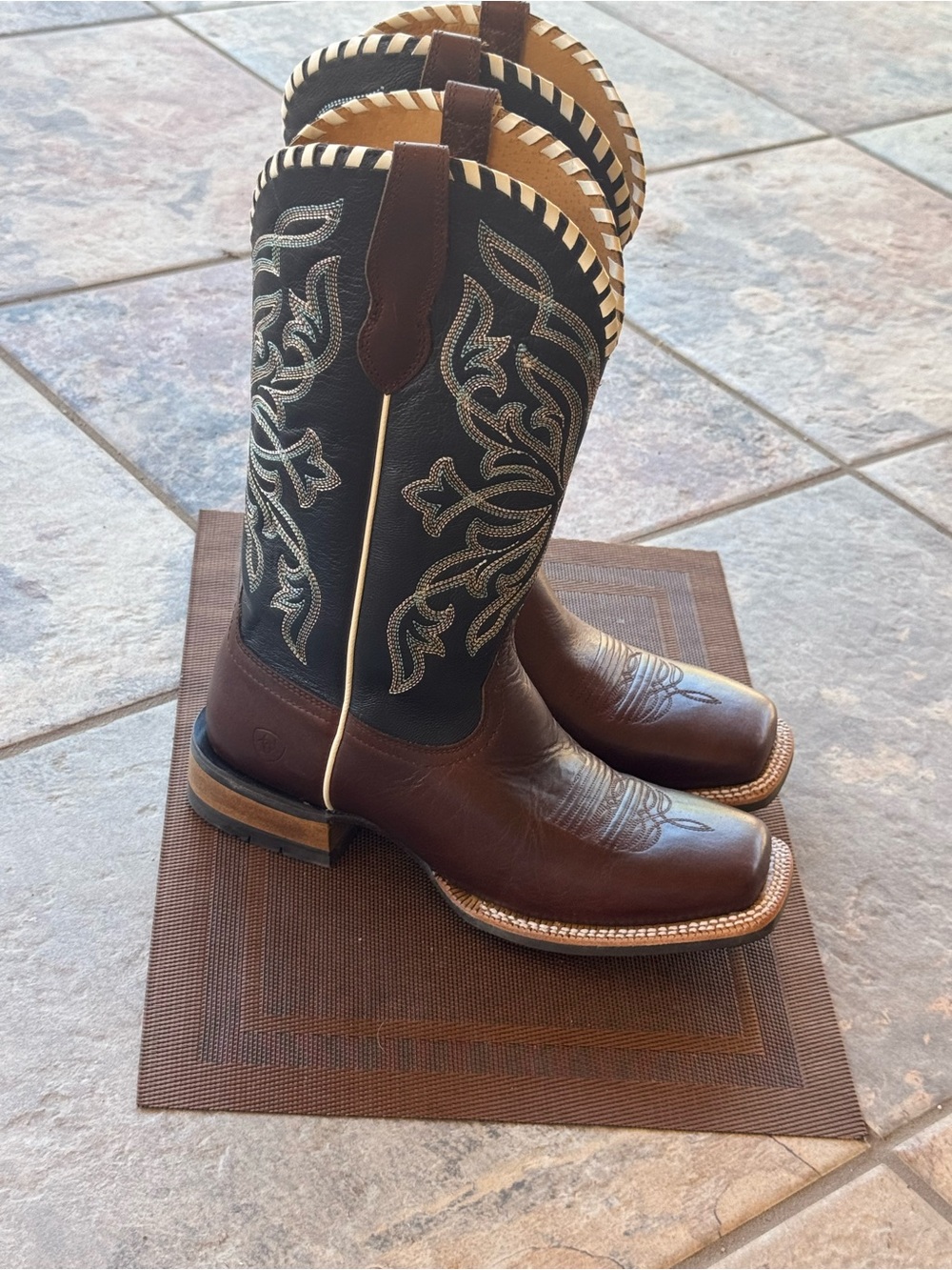 NWOT ARIAT WOMEN'S SHOWDOWN WESTERN BOOTS - BROAD SQUARE TOE - Picture 9 of 11